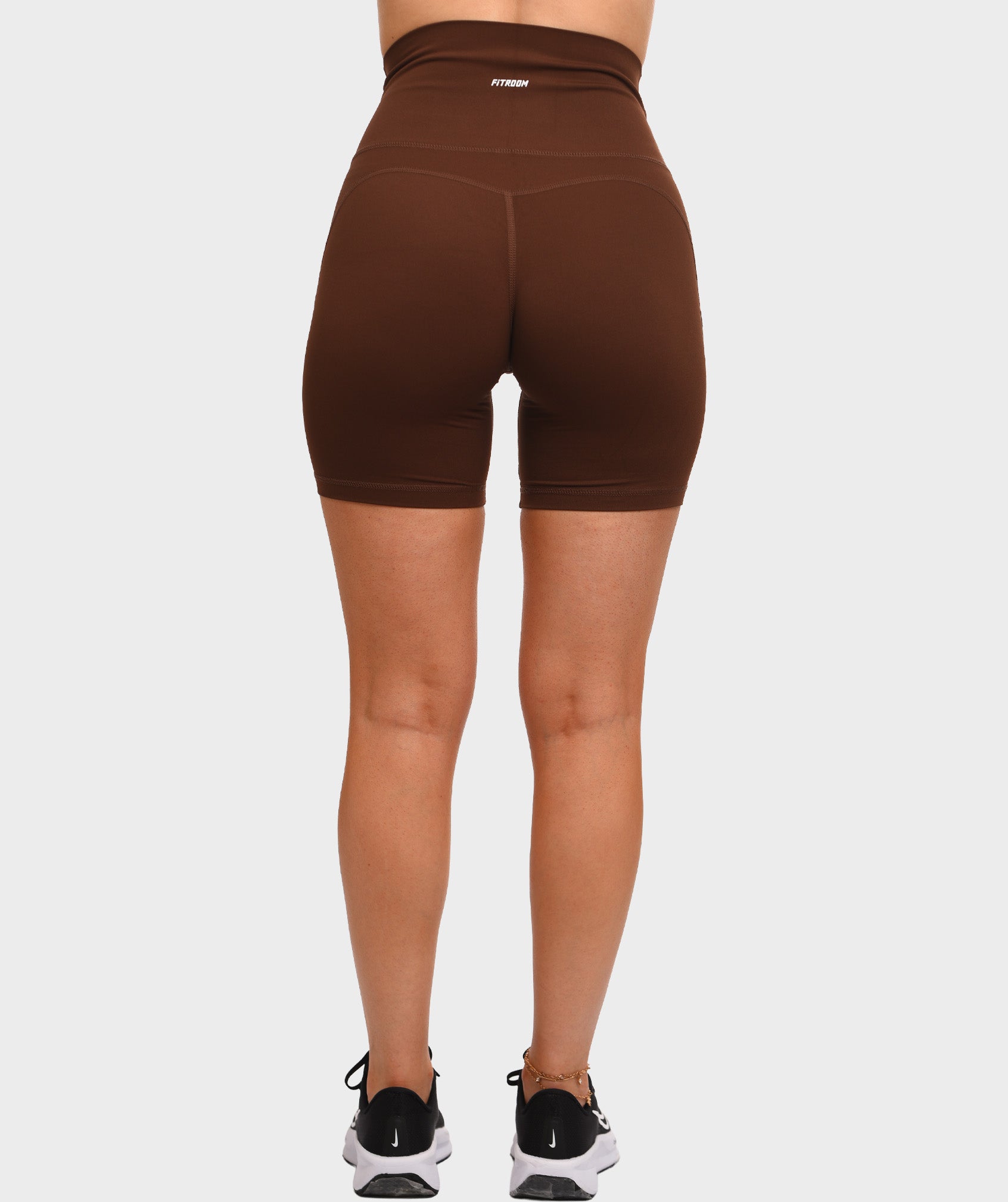 853